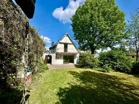 Ansicht Nachmittagssonne - Haus kaufen in Bad Kissingen / Garitz - 1-2 Familienhaus mit Nebengebäude, Garage, Carport auf 2000 qm Parkgrundstück, ruhige Lage in Garitz