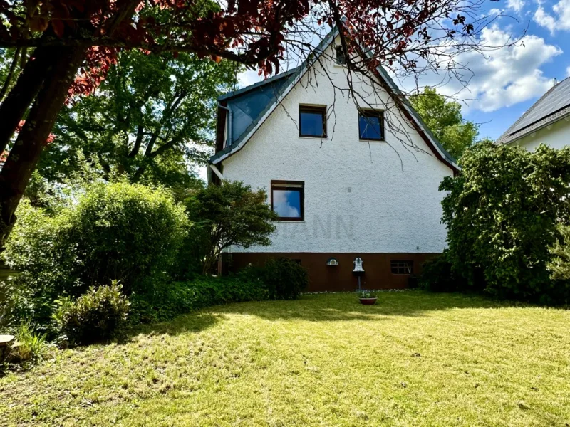 Haus Gartenansicht - Haus kaufen in Bad Kissingen / Garitz - Sehr selten: 2000 m² Grund, charmantes Haus mit Anbau, Garten, Terrasse, Sauna und Carport in KG