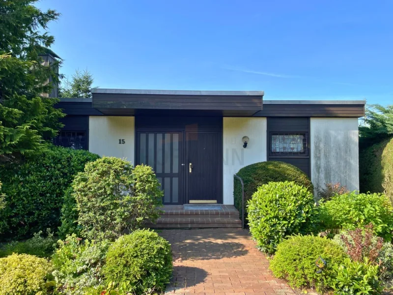 Straßenansicht - Haus kaufen in Bad Kissingen - Hübscher Bungalow mit Aussicht, bevorzugte Wohnlage am Staffelsberg, sof. beziehbar, Garage u.Garten