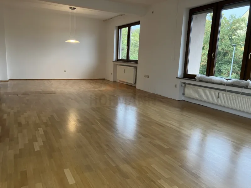 Wohn und Esszimmer - Wohnung mieten in Schweinfurt - Schöne Wohnung für Paar mit + ohne Kind, im 2.OG am Schweinfurter Schelmsrasen, Einbauküche + Balkon