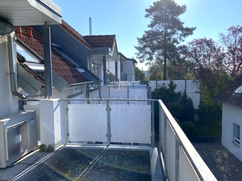 Balkon - Wohnung mieten in Schweinfurt - Schicke Terrassen-Wohnung über 2 Ebenen, Einbauküche, Garage, ideal für Singles und Paare,Hochfeld