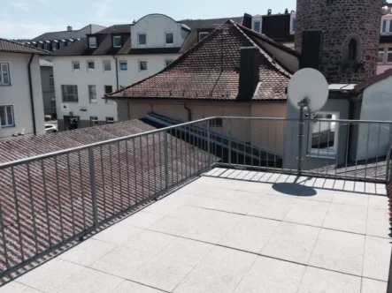 hier fehlt nur noch die Sonnenliege oder... - Wohnung mieten in Bad Kissingen - Schicke Dachterrassenwohnung mit Einbauküche, Fußgängerzone zu vermieten...