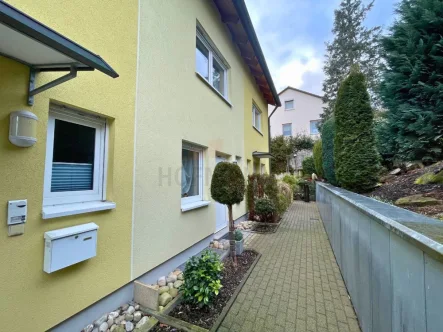 Eingang - Haus kaufen in Bad Kissingen - Platzwunder mit fast 110 qm und 4 Schlafzimmern in Gartiz zu VERKAUFEN