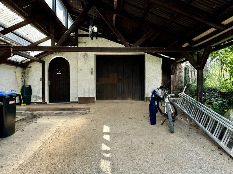 großer Carport