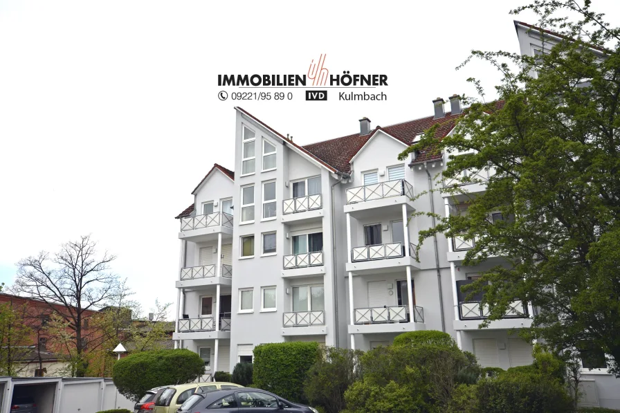 Ansicht Haus mit Balkon - Wohnung kaufen in Kulmbach - ***Komfortable Eigentumswohnung mit Garage, Einbauküche und Keller***