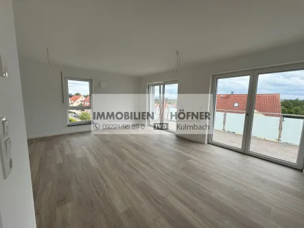 Wohnzimmer - Wohnung kaufen in Speichersdorf - ***Treppensteigen war gestern - Penthousewohnung mit großzügiger Dachterrasse *** Provisionsfrei