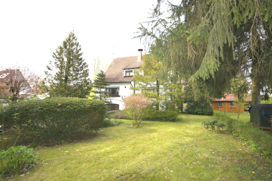 Ansicht Haus mit Garten