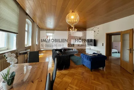 Wohnzimmer mit Durchreiche - Wohnung kaufen in Marktzeuln - Wunderschöne renovierte 4-Zimmer Wohnung mit Küche  und luxuriösen Badezimmer zu verkaufen