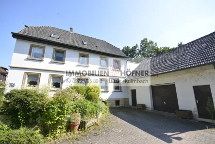 Außenansicht - Haus kaufen in Kulmbach - Idyllisches Einfamilienhaus mit Nebengebäude , Garagen, Brunnen und Schwimmbad