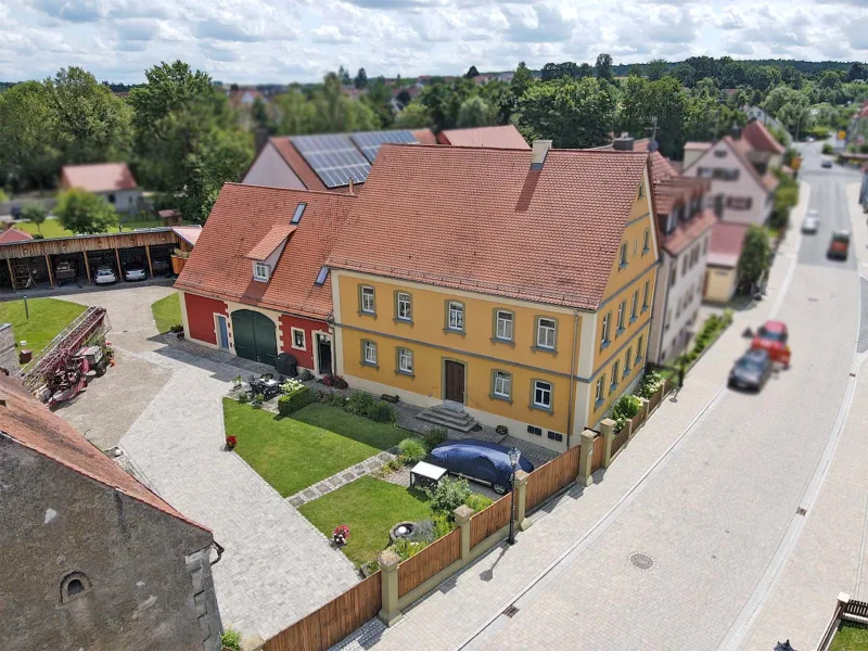 Hauptwohnhaus mit separatem Apartment - Haus kaufen in Burgebrach - Saniertes Schmuckstück im Herzen von Burgebrach