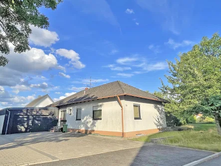 Außenansicht - Haus kaufen in Rattelsdorf - Geräumiger Bungalow mit perfektem Garten und Doppelgarage