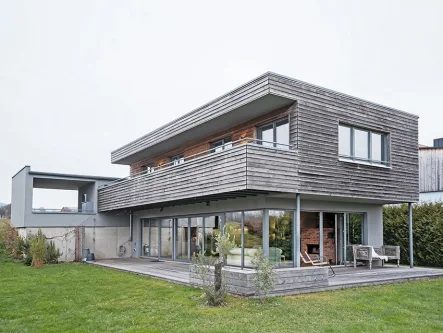 Gartenansicht - Haus kaufen in Scheßlitz/OT Burgellern - Wohnen der Extraklasse – Design trifft Komfort