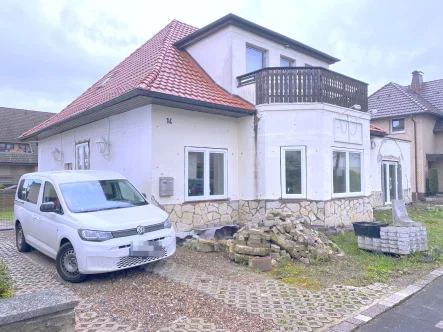 Seitenansicht - Haus kaufen in Bad Oeynhausen - Lage, Lage, Lage - Mehrfamilienhaus im teilsanierten Zustand mit viel Potential in Bad Oeynhausen