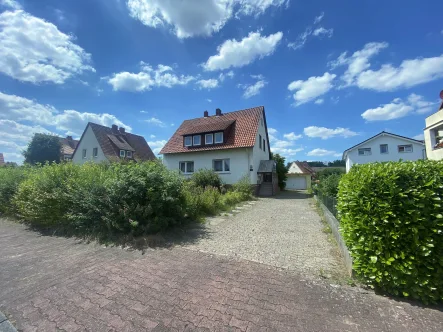 Frontansicht - Haus kaufen in Bückeburg - Attraktives Ein-/Zweifamilienhaus mit Garten in sehr guter Lage von Bückeburg