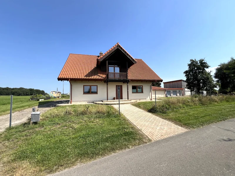 Straßenansicht - Haus kaufen in Stemwede - Neu in Stemwede: Großgrundbesitz mit vollsaniertem Energieeffizienzhaus sucht neuen Eigentümer