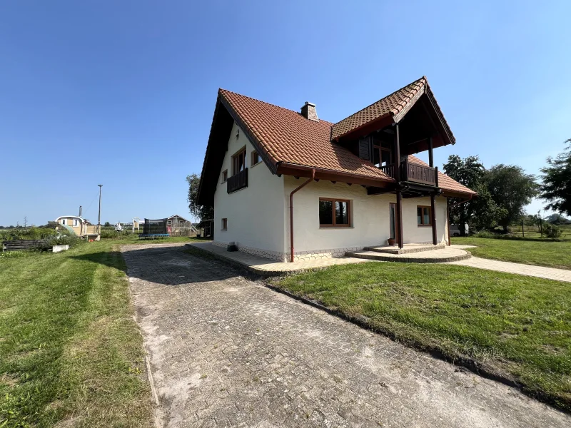 Straßenansicht - Haus kaufen in Stemwede - Großgrundbesitz in wunderschöner Alleinlage mit energieeffizient saniertem Einfamilienhaus