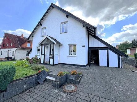 Straßenansicht - Haus kaufen in Nienstädt - Gepflegtes Einfamilienhaus mit 4 Schlafzimmern und großem Garten in Nienstädt