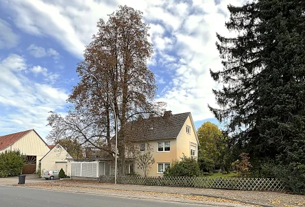 Straßenansicht - Haus kaufen in Bielefeld - Neu in Schildesche: Freistehendes Mehrfamilienhaus mit Garten für Eigennutzer oder Kapitalanleger