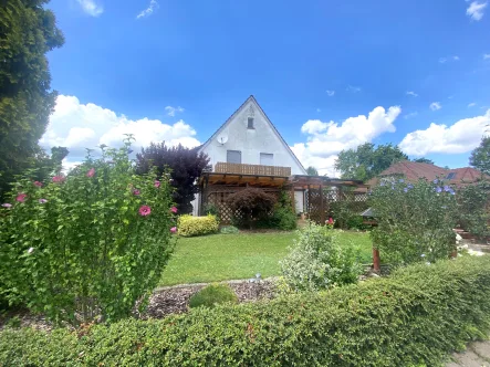 Gartenansicht - Haus kaufen in Porta Westfalica - Neu in Porta Westfalica: Freistehendes Ein-/Zweifamilienhaus mit Garten in familiärer Lage