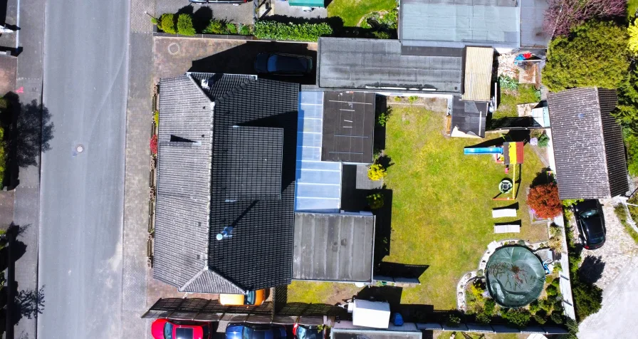 Vogelperspektive - Haus kaufen in Gütersloh - Attraktive Lage in Gütersloh-Avenwedde: Großzügiges Ein-/Zweifamilienhaus mit Garten