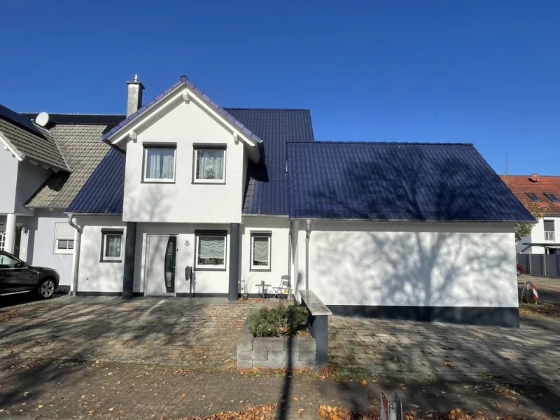 Straßenansicht - Haus kaufen in Großostheim / Ringheim - Glückstreffer: Einfamilien-DHH mit viel Platz für die Familie!