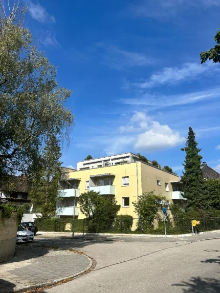 Gebäude außen.JPG - Wohnung mieten in München - Helle Wohnung mit Blick ins Grüne im schönen München Harlaching