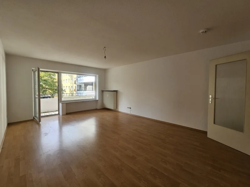 Wohnzimmer - Wohnung mieten in München - Helle, gut geschnittene Dreizimmerwohnung mit Südbalkon in Giesing, nähe Candidplatz U1