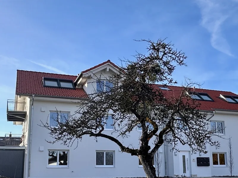 Kleines Mehrfamilienhaus mit Traumwohnungen - Wohnung kaufen in Baierbrunn - Traumhafte Dachgeschosswohnung mit Blick über die Dächer von Baierbrunn