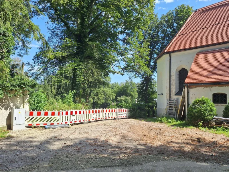 benachbarte denkmalgeschützte Kapelle 