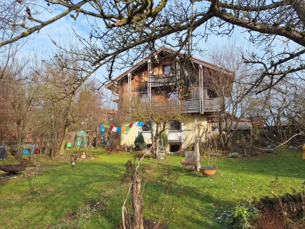 Landhaus mit 2 Wohnungen - Haus kaufen in Münsing - Zwei-Familien-Haus mit idyllischem Garten und Blockhaus, auch teilbar - mit weiteren Baurecht