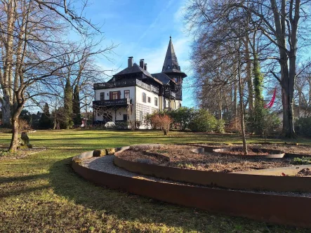 Unikat am Ostufer des Starnberger Sees - Haus kaufen in Berg - Historisches Unikat auf Parkgrundstück, derzeit 4 Einheiten, weiteres Baurecht!aheite -