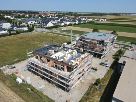 Luftbild 18.07.2023 - Wohnung kaufen in Graben - "Par Excellence" - Erstklassiges Wohnen in Graben - Communis Projektbau GmbH - Rohbau fertiggestellt.