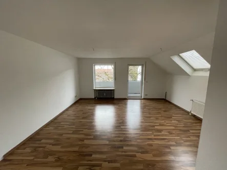 Wohnzimmer - Wohnung kaufen in Schwabmünchen - Dachtraum-Maisonette (vermietet)3 ZKB mit 2 Bädern, 2 Balkonen und Garage!