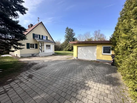 Außenansicht - Haus kaufen in Großaitingen - Renovierungsbedürftiges Einfamilienhaus mit 1.168m² Grund im Gewerbegebiet von Großaitingen!