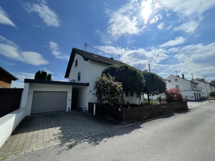 Außenansicht Nordost - Haus kaufen in Graben - Gepflegtes, großzügiges Zweifamilienhaus mit möglichem Bauplatz !!!