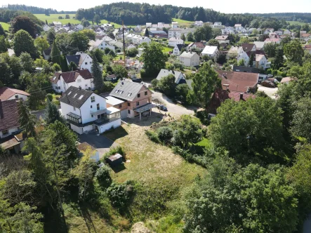 Außenansicht - Haus kaufen in Langenneufnach - Großzügiges Ein-/Zweifamilienhaus mit einem weiteren Bauplatz und viel Potential in Langenneufnach