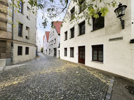 Außenansicht - Wohnung kaufen in Augsburg - "Wohnjuwel nahe Maximilianstr." Charmante 3 ZKB mit Holzbalkendecken und stilvollem Flair in Top-Lage!