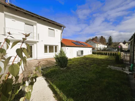 Außenansicht vom Carport - Haus mieten in Schwabmünchen - Saniertes Reiheneckhaus mit Garage, Carport und Stellplatz im Zentrum von Schwabmünchen. Ruhige Lage!