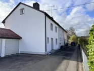 Außenansicht mit Garage