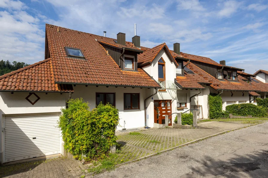 Straßenansicht  - Wohnung kaufen in Hilzingen / Twielfeld - Sofort einziehen und wohlfühlen: 3-Zimmerwohnung mit Balkon und mehr