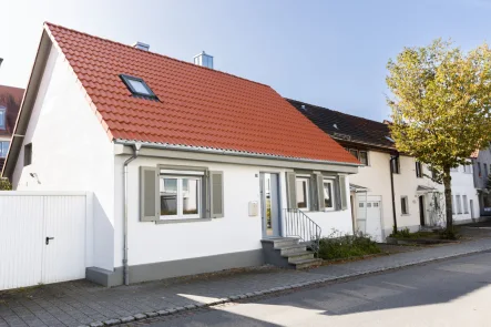 Straßenansicht - Haus kaufen in Steißlingen - Heimeliges Haus sucht kleine Familie