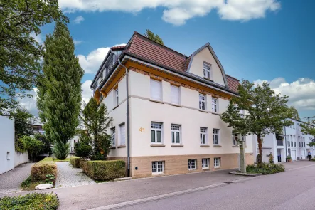 Ansicht Vorderseite - Wohnung kaufen in Singen - Charmante 2-Zimmer-Wohnung mit Balkon "Im Alten Dorf"