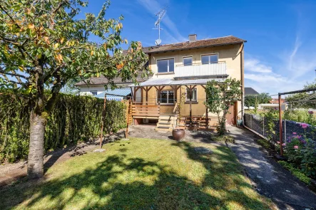 Gartenansicht - Haus kaufen in Singen / Friedingen - Sanierungsbedürftige Doppelhaushälfte in idyllischer Ortsrandlage