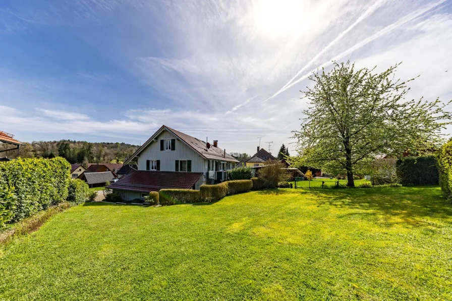 Aussenansicht - Haus kaufen in Öhningen / Schienen - Historischer Flair trifft moderne Lebensart – traumhaftes 4-Familienhaus mit großem Garten