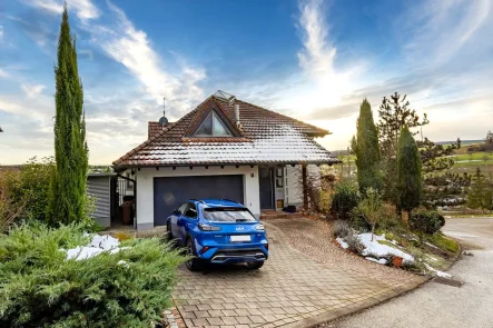 Straßenansicht - Haus kaufen in Tengen / Beuren - Familienidylle: Traumhaftes Haus mit ELW in bester Lage