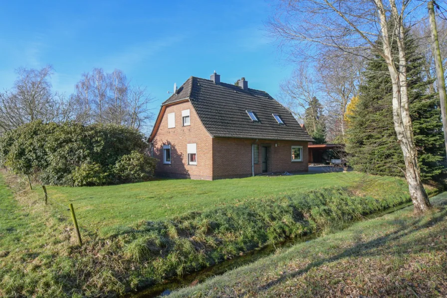 Ansicht - Haus kaufen in Wardenburg - 6248 - Wohnhaus in idyllischer Lage mit Nebengebäude und ca. 1,3 ha Grünland!