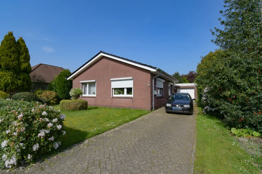 Ansicht - Haus kaufen in Apen - 6330 - RESERVIERT - Bungalow mit Garage in ruhiger Zentrumslage!