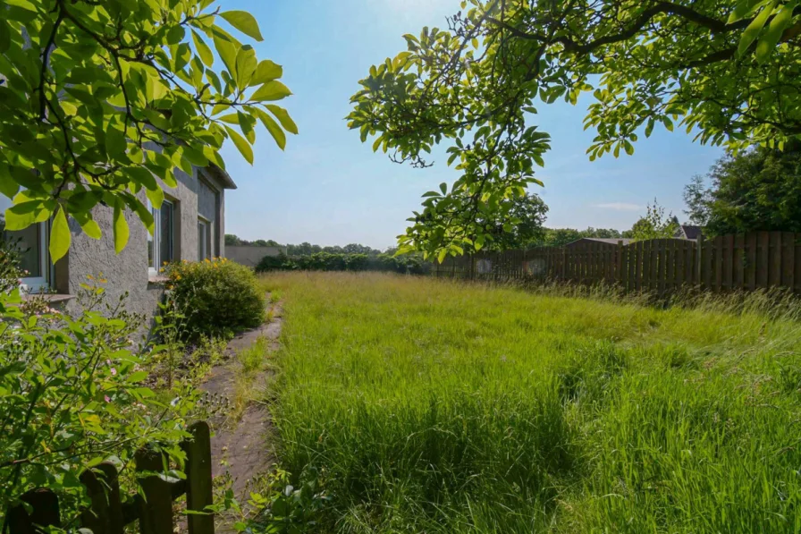 Garten - Haus kaufen in Edewecht - 6338 - Sanierungsbedürftiges Doppelhaus auf Traumgrundstück mit Entwicklungspotential im Ortszentrum