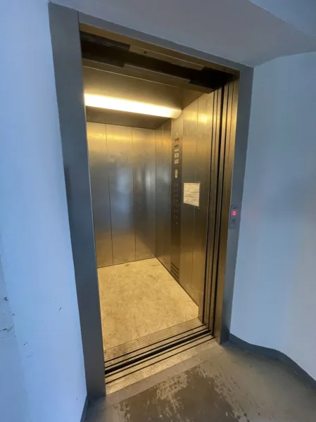 Aufzug vorhanden