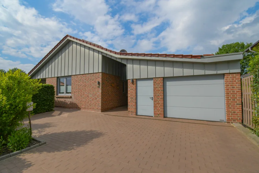 Ansicht - Haus kaufen in Bad Zwischenahn - 6442 - Ihr Traumhaus wartet: Stilvoller Bungalow mit Garage in Bad Zwischenahn/Ekern